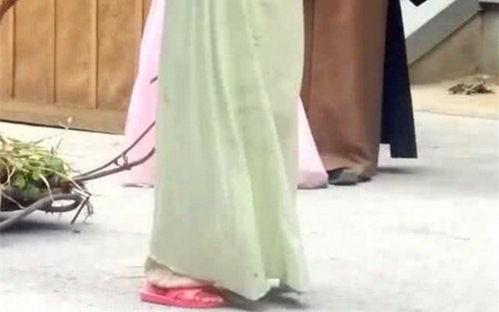 穿拖鞋的吃瓜群众视频在线观看,揭秘网络视频中的趣味瞬间