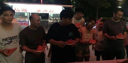 去夜市吃瓜群众,吃瓜群众欢聚一堂