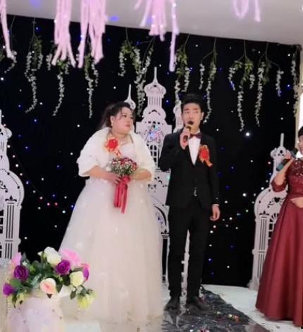 结婚现场新郎当吃瓜群众